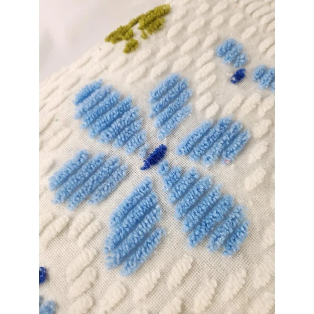 Vintage Chenille Tufted Floral Daisy Queen Bedspread Flowers White Blue Georgian